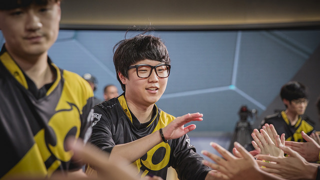 Pic of Dignitas high fiving crowd