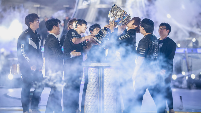 Picture of Samsung jungler Ambition kissing summoner's cup