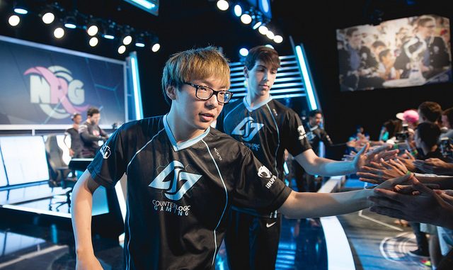 CLG Huhi Stixxay PIcture of Huhi and Stixxay High fiving fans